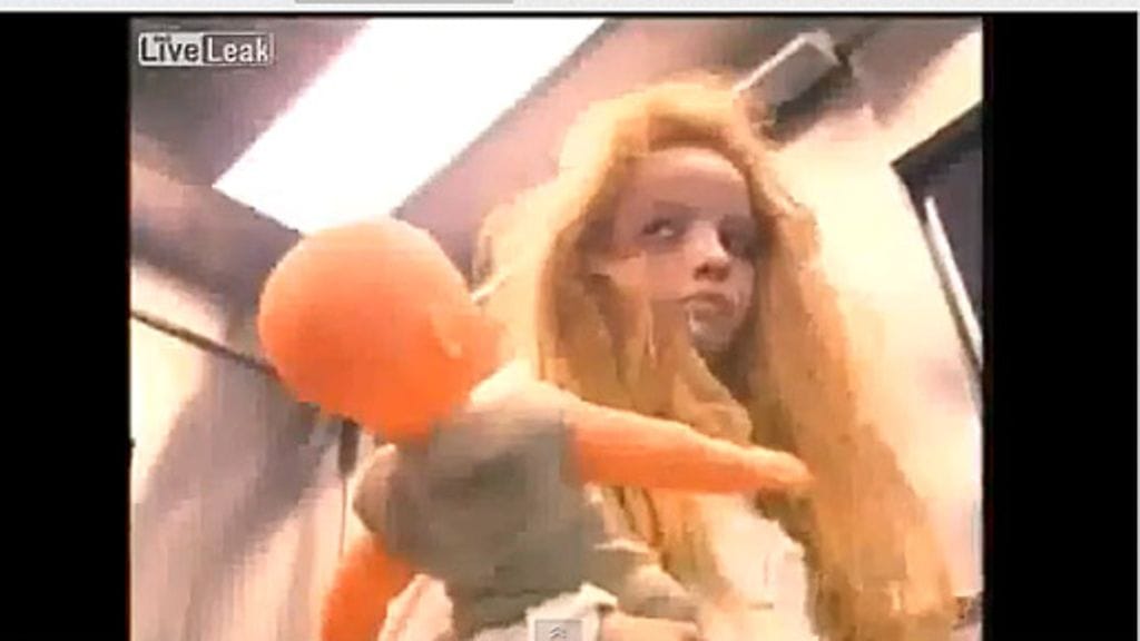 Pelottava matkakumppani ilmestyy hissiin sähkökatkon aikana. Kuvakaappaus Youtube-videosta.