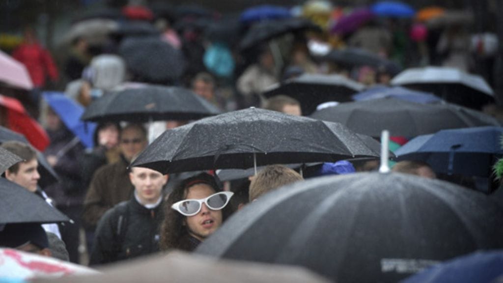 Vappua vietettiin iloisessa mielessä vaihtelevassa säässä Helsingin keskustassa 30. huhtikuuta 2011.