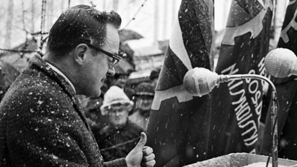 SDP:n puoluesihteeri Erkki Raatikainen puhuu demarien vappujuhlassa helsingin Mäntymäellä Vappupäivänä 1967. Takatalvi, räntäsade.