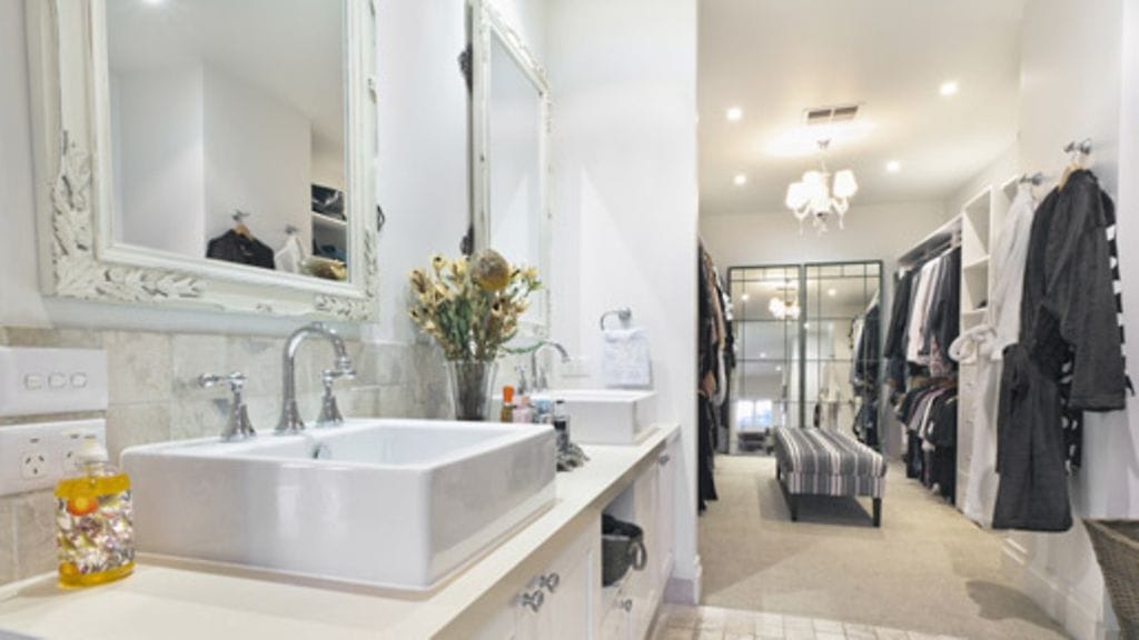 Unohda pieni vaatekomero – omakotitaloasujat kaipaavat nyt tilaa ja näyttävyyttä myös vaatesäilytykseen