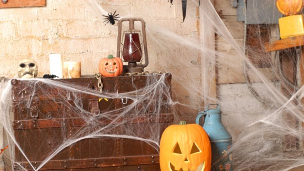 Erikoisliikkeissä myytävä hämähäkinseitti on helppo ja edullinen tapa muuttaa koti karmivaksi linnaksi.