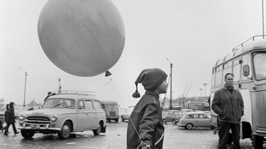 Vapun viettoa Helsingissä 1. toukokuuta 1968 Helsingissä. Pikku-poika kävelee ison ilmapallon kanssa "perinteisessä vappusäässä".