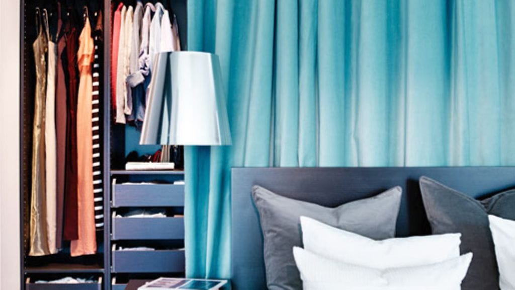 Karsi turhat tavarat ja luo säilytyskokonaisuus sängypäädyn taakse. Kuva: Ikea