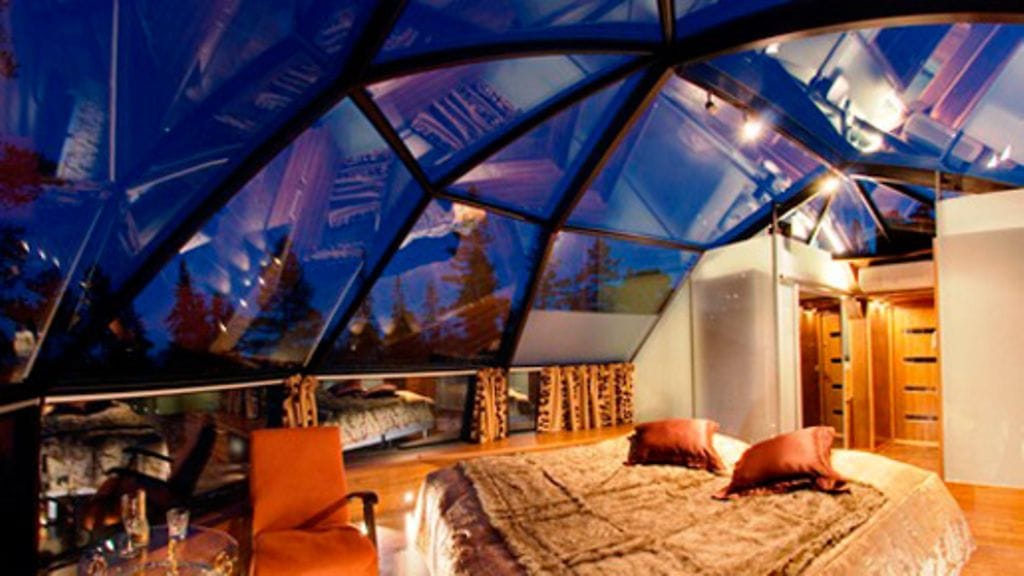 Oma lasi-iglu on erikoinen vaihtoehto mökkiyölle.