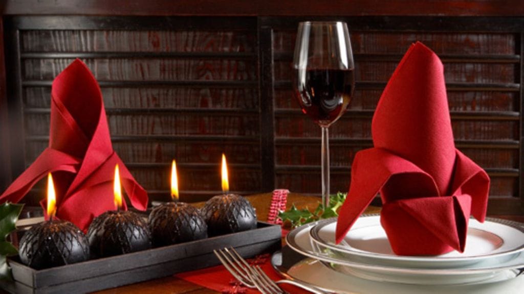 Verenpunainen sopii halloween-kattaukseen