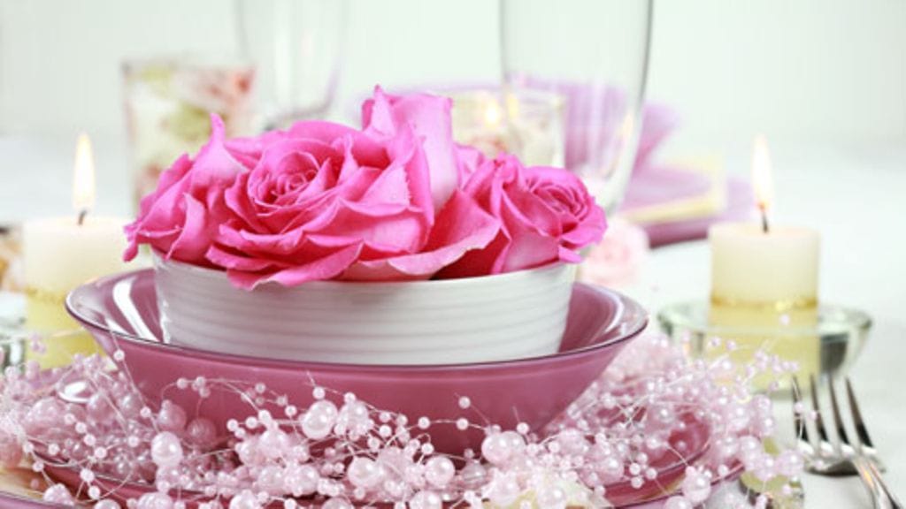 Vaaleanpunainen on yksi varjojuhlien pääväreistä, joten tuo sitä mukaan myös kattaukseen.