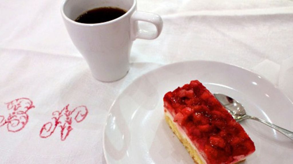 Kuppi kahvia ja pala mansikkakakkua kauniissa ympäristössä nautittuna piristää väsyneimmänkin matkalaisen.