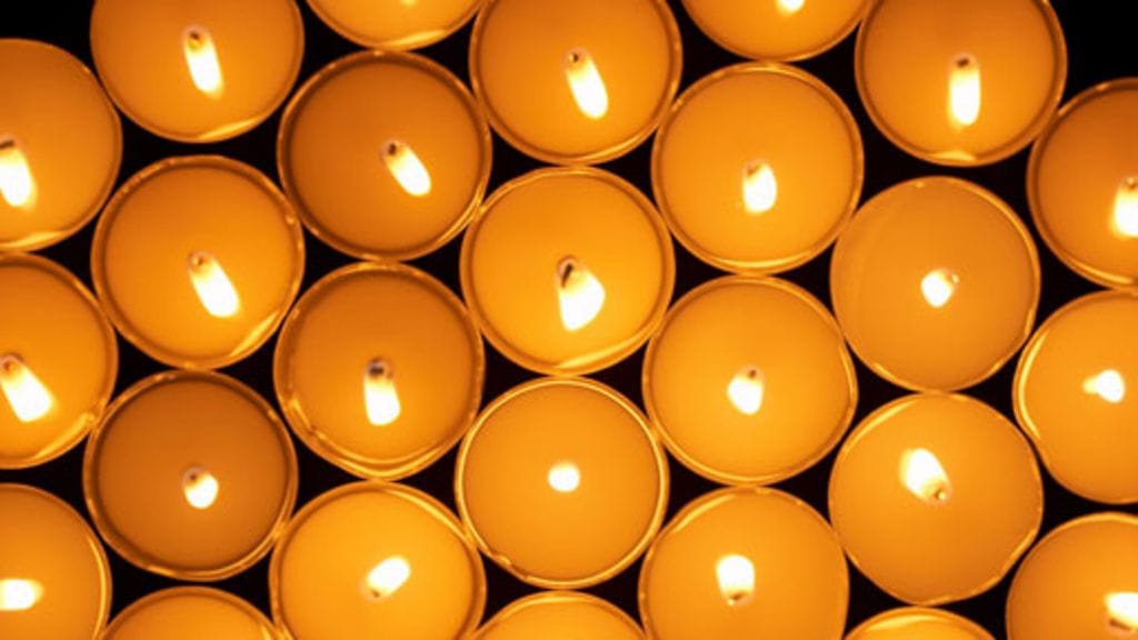 Kynttilöiden avulla voi tuoda valoa pimeään.