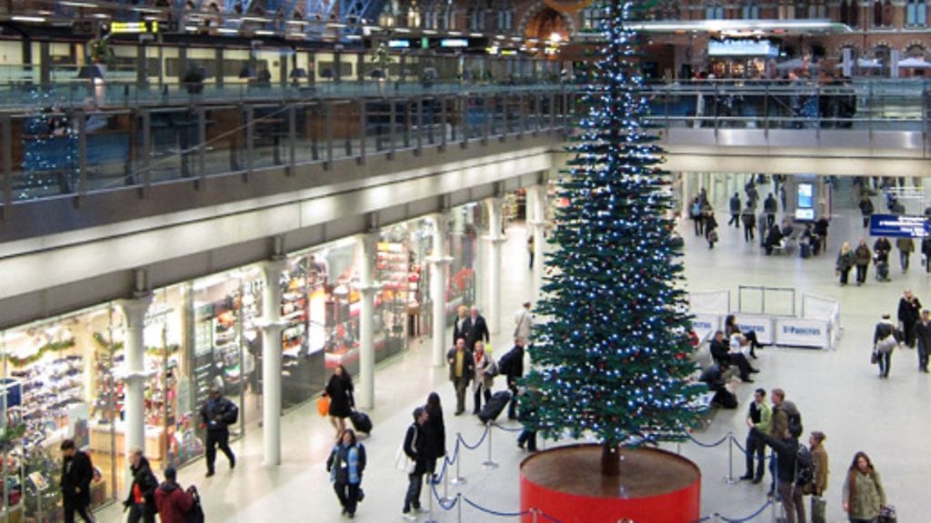 Upea ilmestys ulottuu lähes 11 metrin korkeuteen.