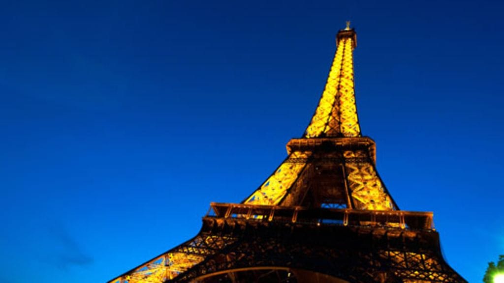 Eiffel-torni sammuttaa valonsa Earth Hour -tapahtuman kunniaksi.