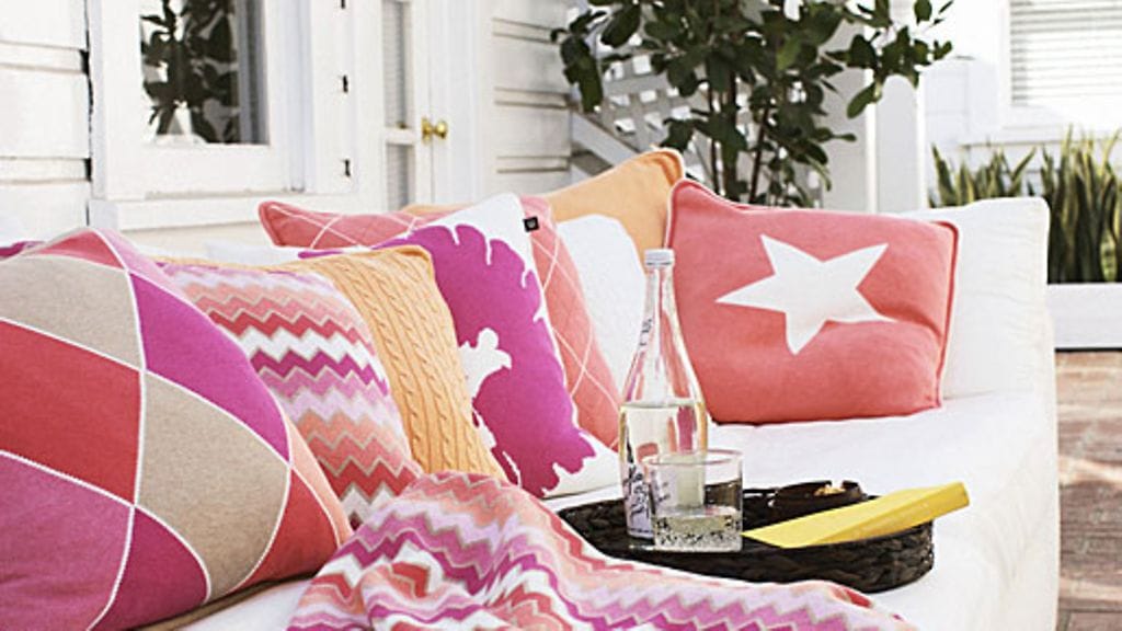 Olohuoneen tai parvekkeen ilme päivittyy kasalla herkullisen värisiä tyynyjä.