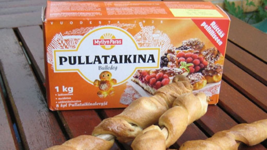 Maukkaat tikkupullaty syntyvät Myllyn Paras Pullataikinasta.