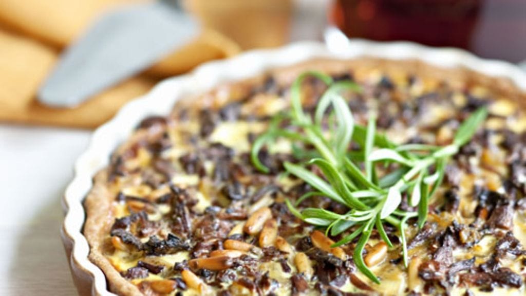 Sienipiirakka maistuu kylmänä talvipäivänä.