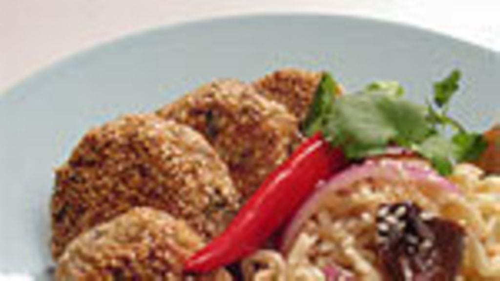 itämaiset lihapullat ja paistettua nuudelia