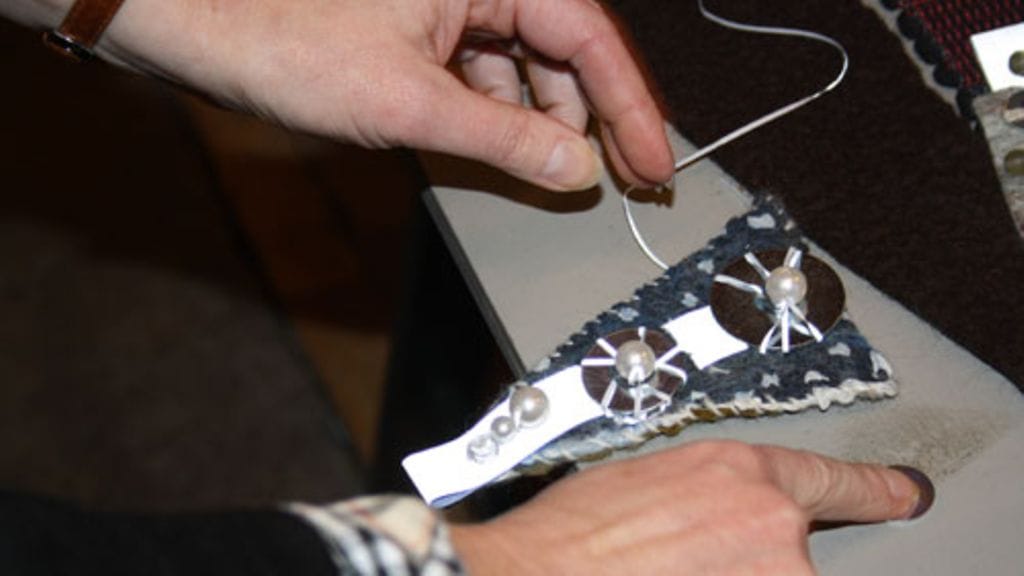 Huopaheijastin kertoo lahjan saajalle välittämisestä.