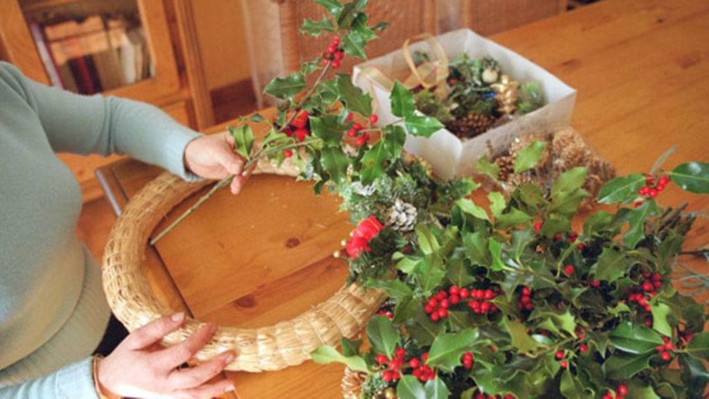 Kranssin voit tehdä myös valmiin pohjan päälle joko aidoista tai muovisista oksista.