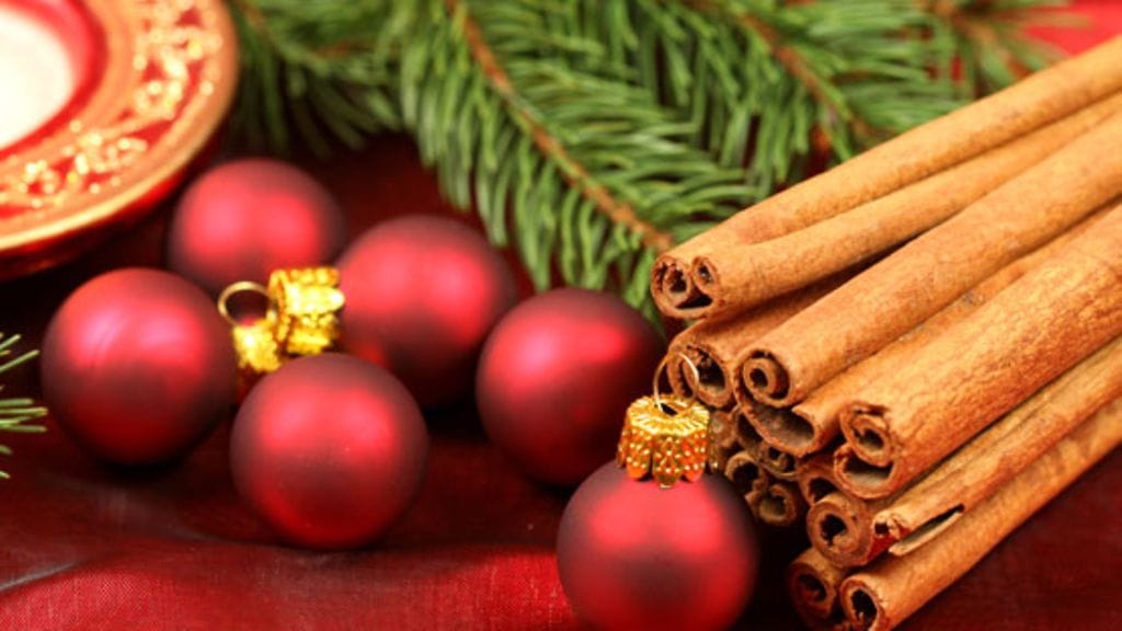 Joulukranssin voi koristella vaikkapa pienillä joulupalloilla.