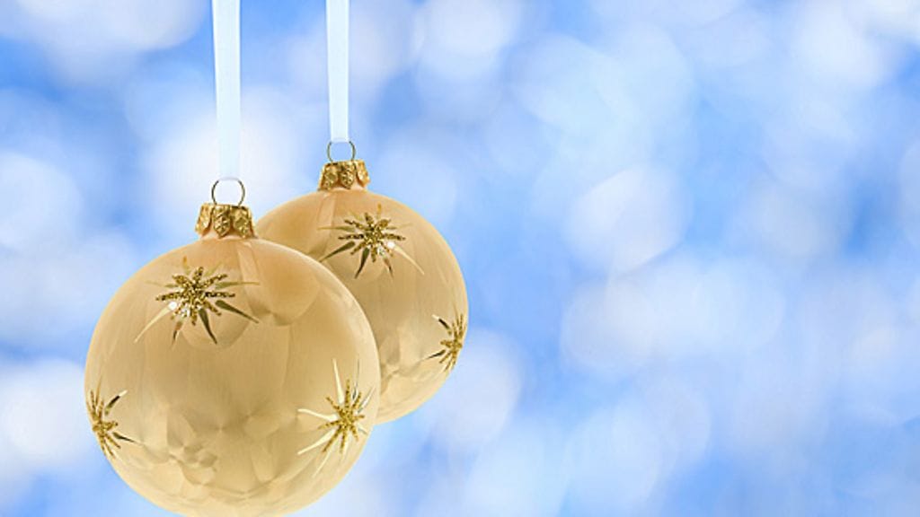 Joulupalloja voi laittaa myös ikkunaan koristeeksi.