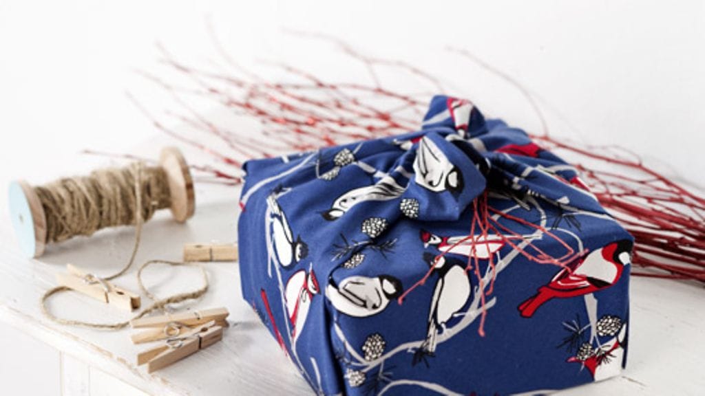 Myös kodin tekstiilien sisään on helppo kääräistä kaunis paketti. Kuva: Luhta Home