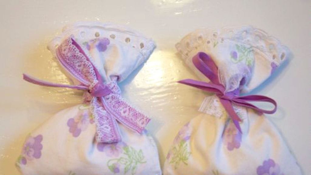 Orvokkikuvioinen tyynyliina toistaa laventelin sävyjä.