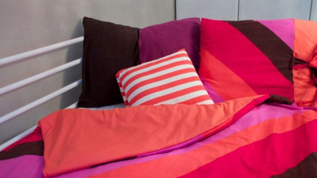 Pienet pujotusaukot huoliteltiin joustavalla suoraompeleella, alareunat erikoisjousto-ompeleella.