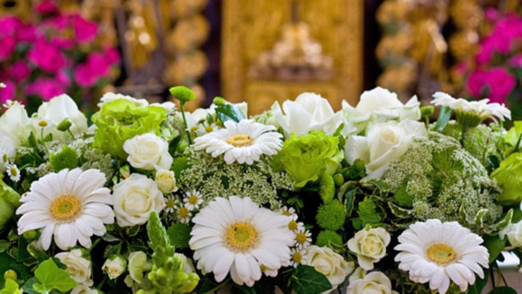 Pitkään ja kapeaan ruukkuun aseteltuun oasispalloon voi itsekin koota upean kukka-asetelman. Kaupan kukkien sijaan voi käyttää myös luonnon omia antimia.