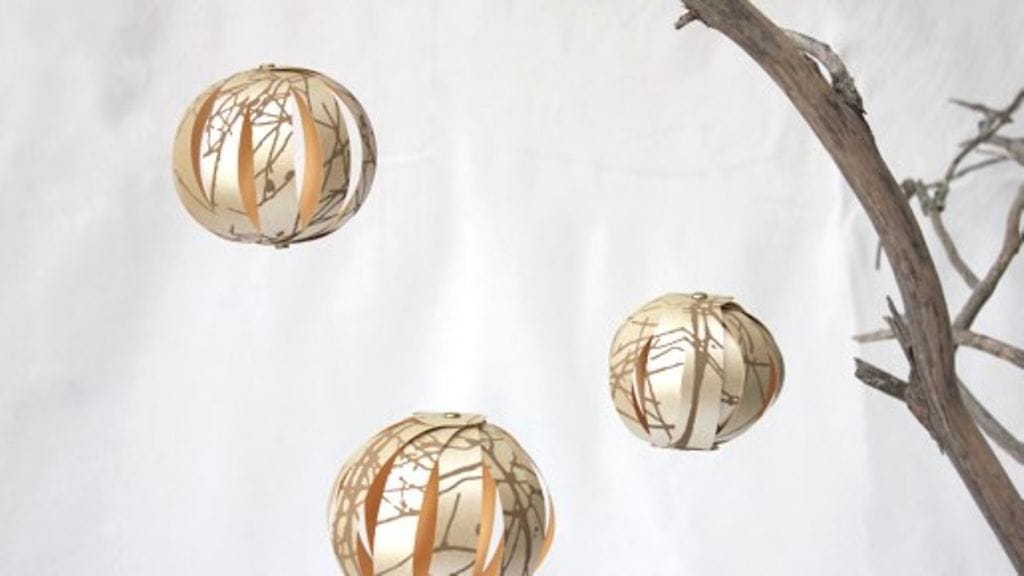 Oksakuvioisesta tapetista syntyy rauhallinen palloasetelma.