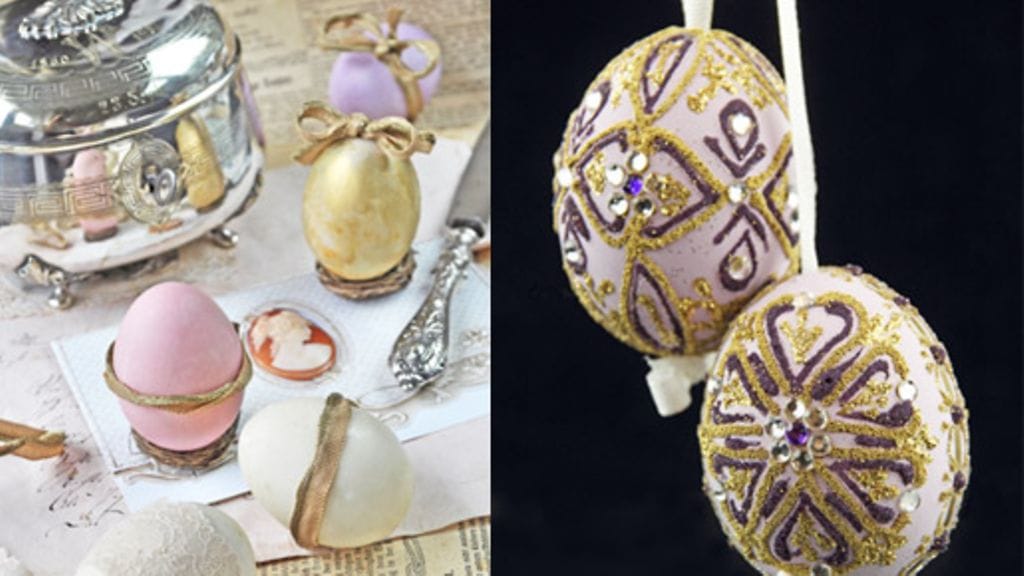 Oikealla olevat munat on koristeltu tekemällä liimalla kuvioita munan pintaan, jotka on sen jälkeen täytetty kimalleliimalla. Lisäksi mukana on tarralla kiinnitettäviä tekotimantteja. Muista suunnitella kuvio tarkasti!