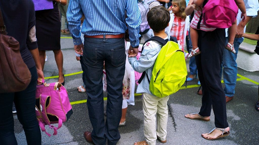 Liikkuvan poliisin mukaan moni lapsi tulee kouluun vanhempiensa kyydissä.