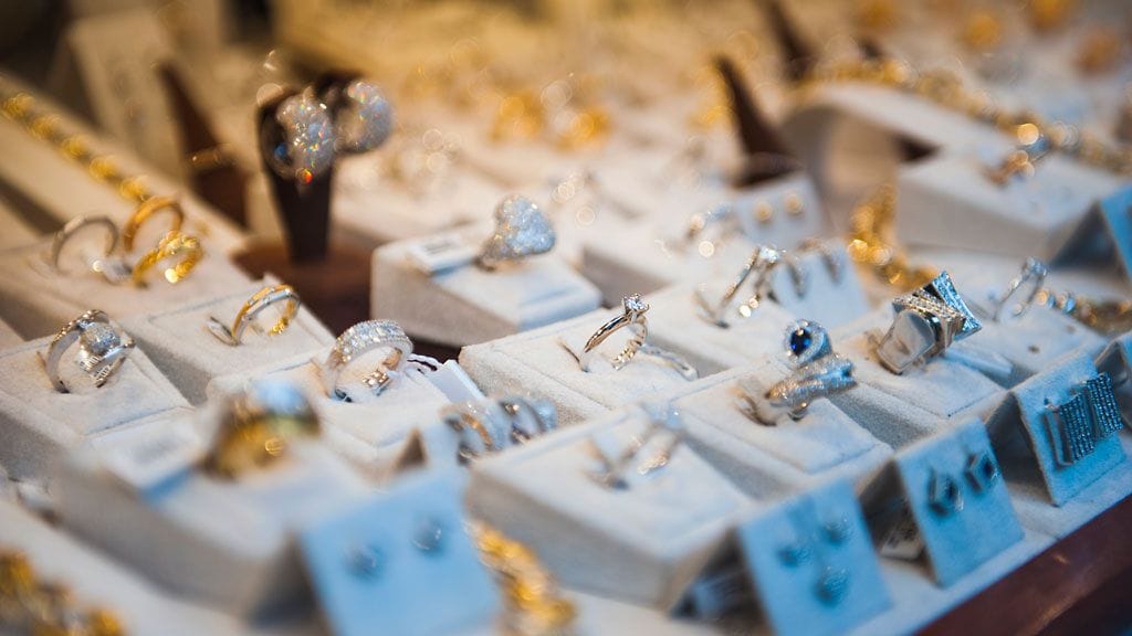 Hopeakoruja kannattaa säilyttää tiiviissä muovipussissa silloin kun ne eivät ole käytössä.