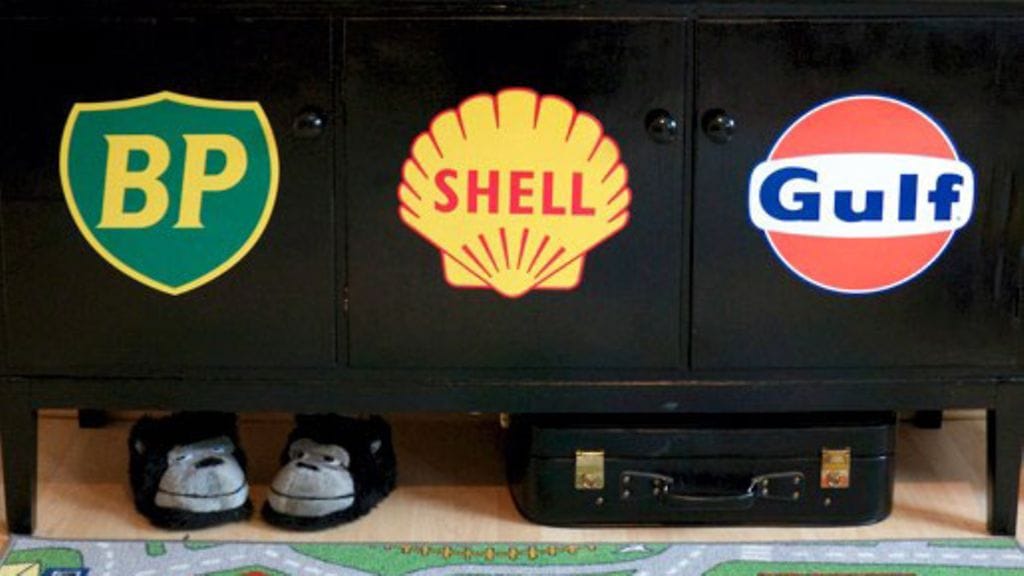 Miehevä senkki syntyi spraymaalilla ja tarroilla.