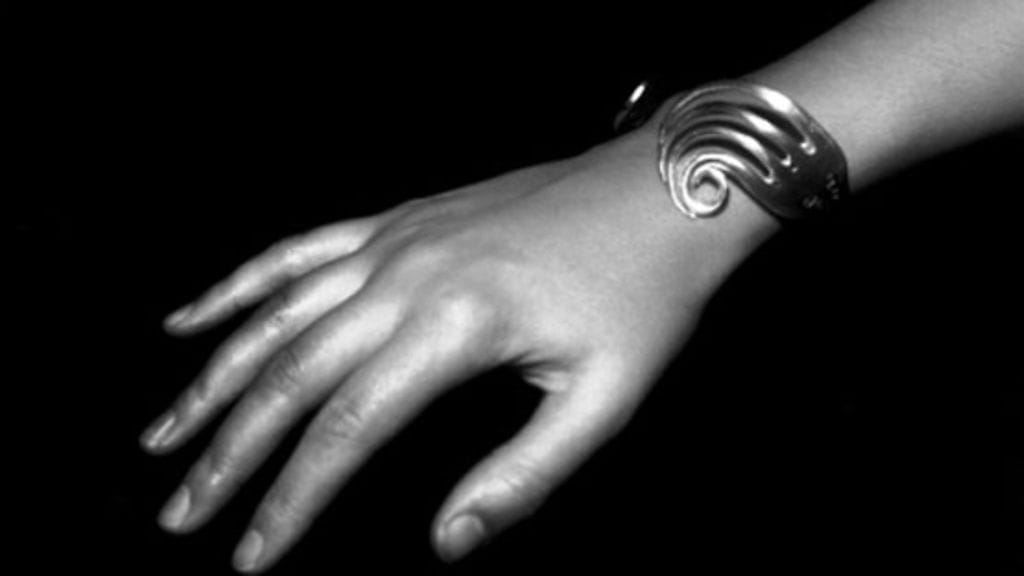 Haarukasta valmistettu rannekoru.