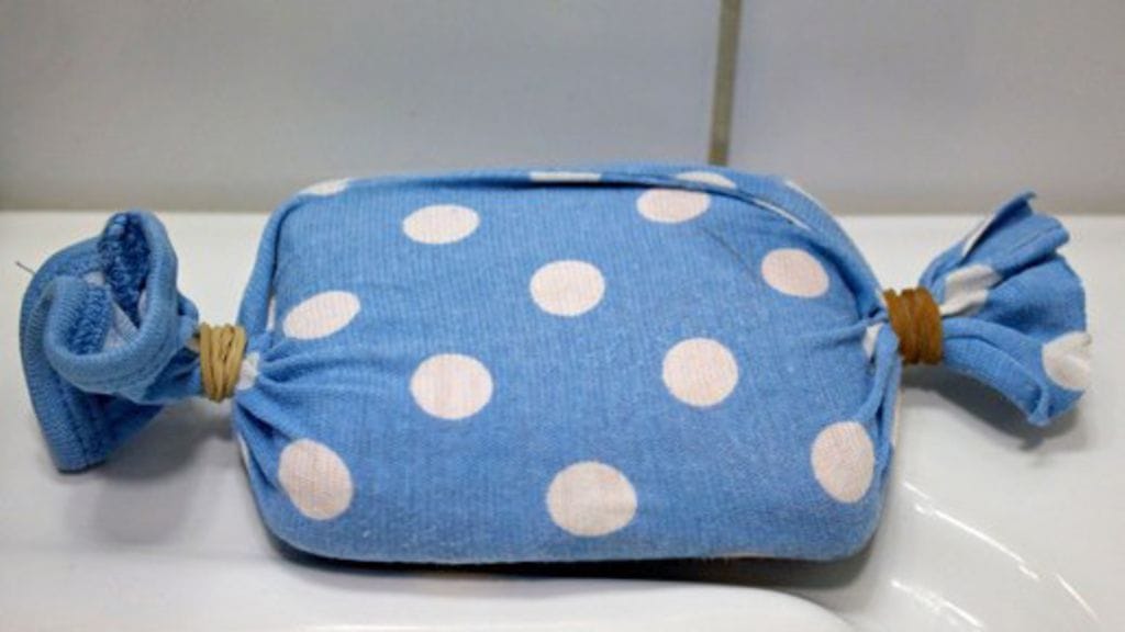 Namuksi naamioitu saippua houkuttaa tahmatassujakin käsien huolelliseen pesemiseen.