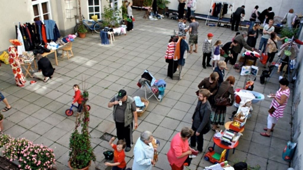 Naulakko, lepakkotuoli, penkki ja lastehuoneen pöytä ovat näppäriä myyntipöytiä.