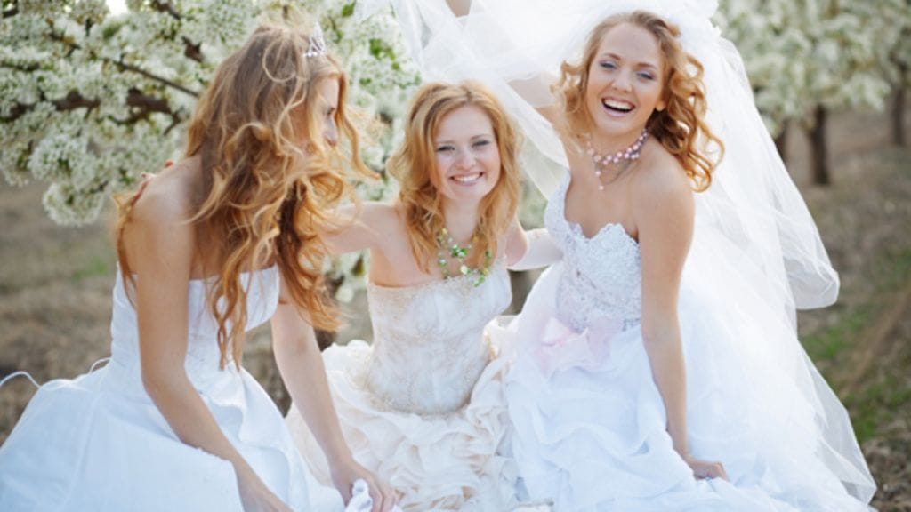 Kuvan puvut ja morsiamet eivät liity juttuun.