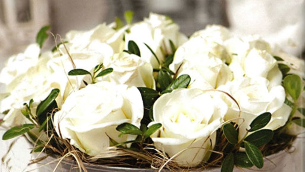 Kukka-asetelma on aina toivottu lahja. Tee se itse esimerkiksi vanhaan kakkuvuokaan.