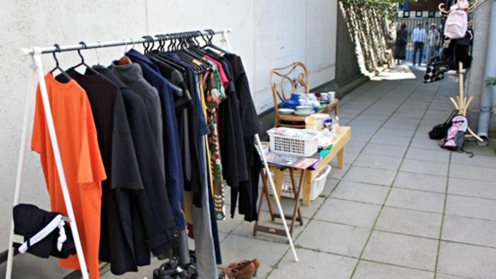 Trokarit jonottavat portin takana jo tuntia ennen kirpputorin aukeamista.