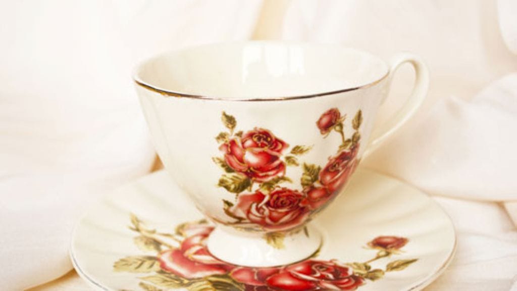 Itse tehdyn kynttilän voi valaa esimerkiksi yksinäiseen, kauniiseen kahvikuppiin.