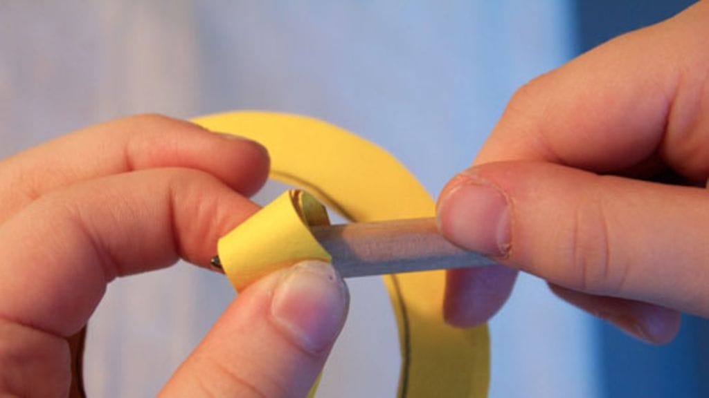 Kierrä ruusu kynän avulla muotoonsa.