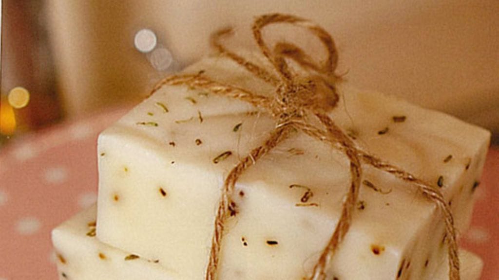 Itse tehty saippua on ihanan hemmotteleva lahja.