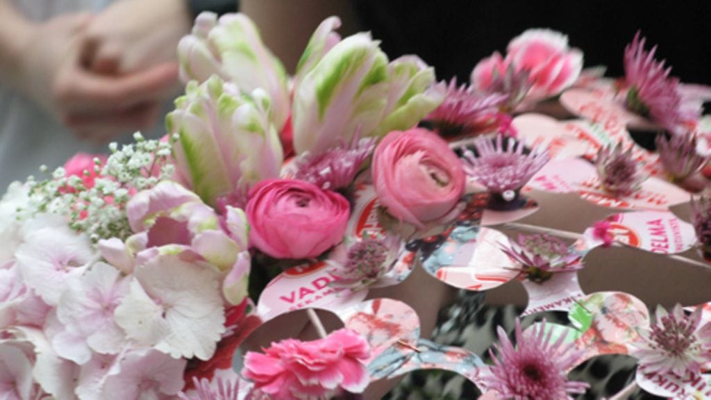 Aino Muhonen asettelee kukkia pohjaan.