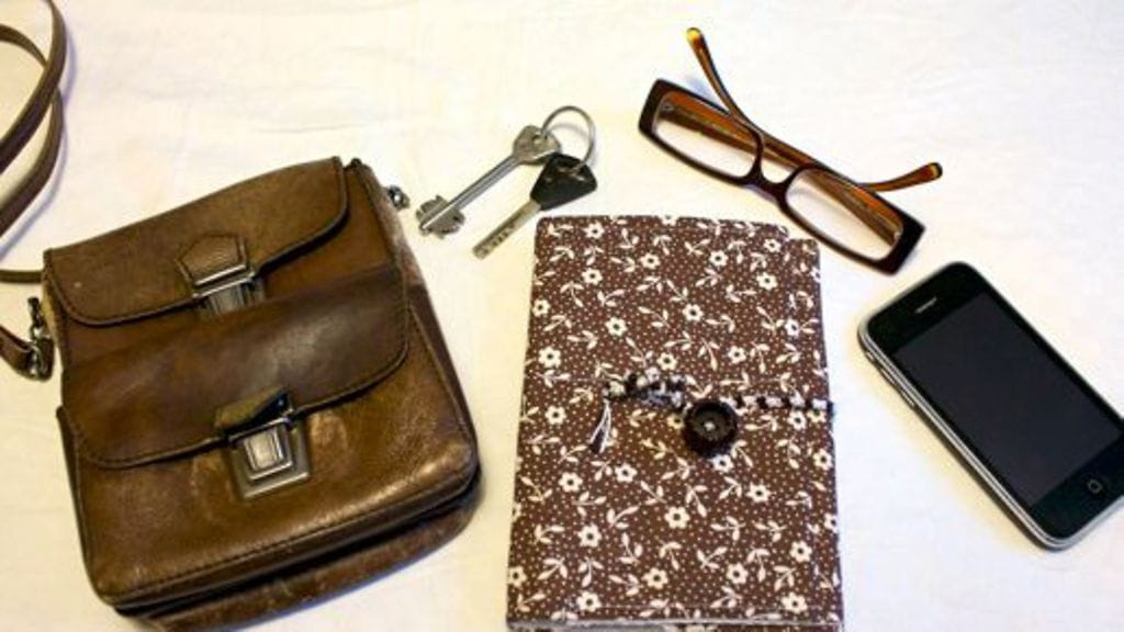 Lapsuudenkodin verhokankaasta syntyi nostalginen neuvolakortin kotelo.