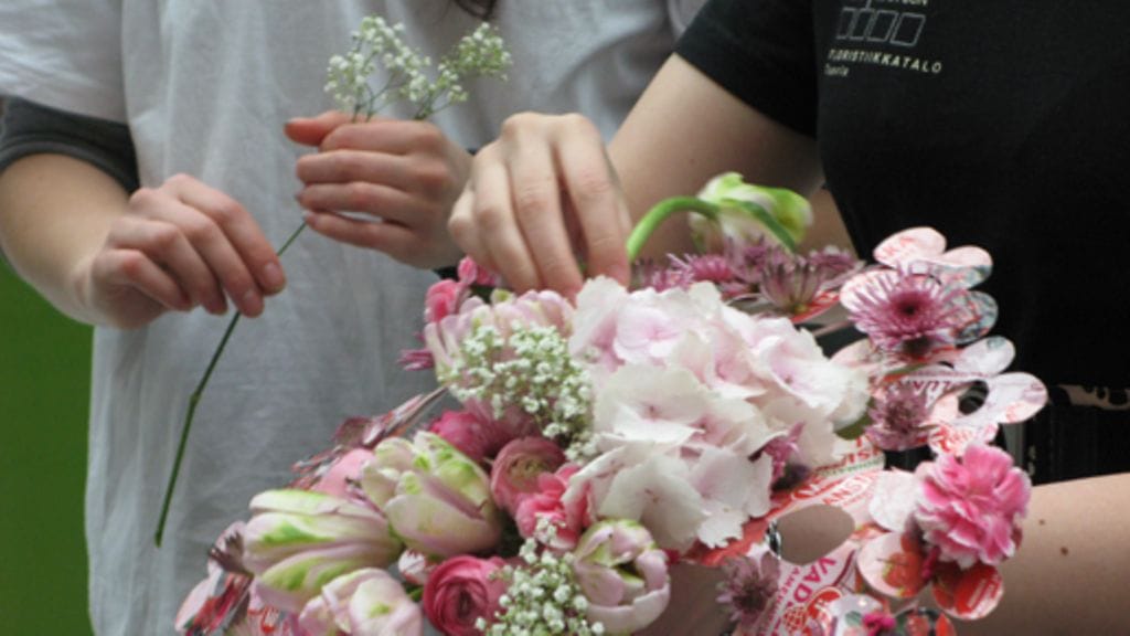 Kukkia asetellaan yksi kerrallaan.