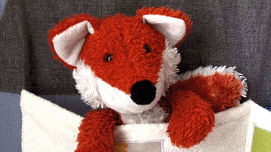 Kerrostalon ikkunoille on ommeltu pitsi- ja kangasverhoja, joita pienet kädet voivat raotella ja tutkia.