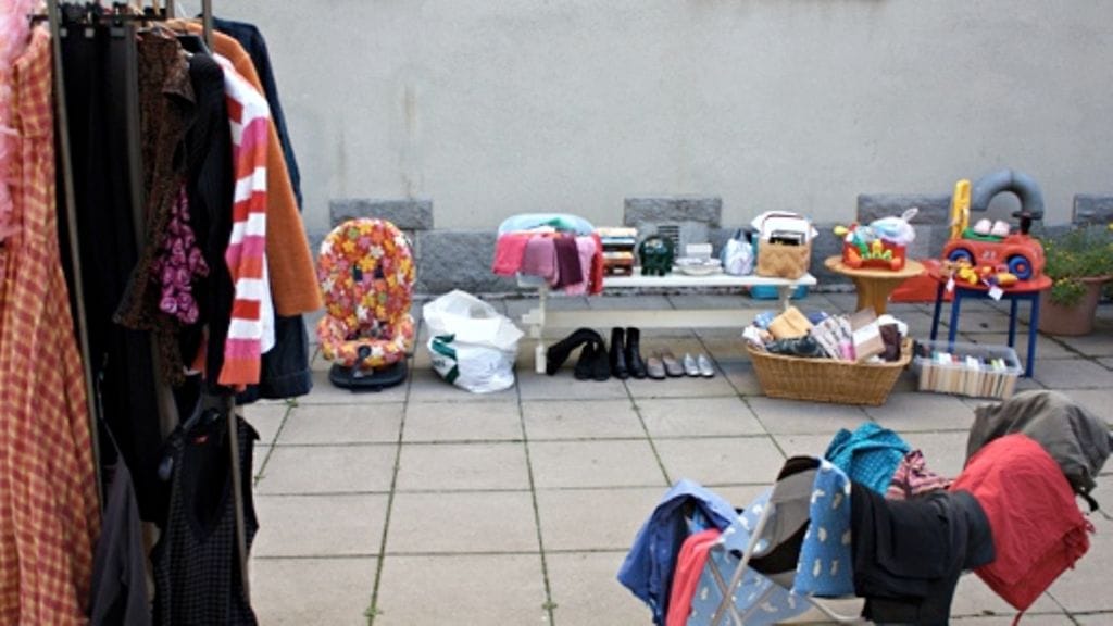 Naulakko, lepakkotuoli, penkki ja lastehuoneen pöytä ovat näppäriä myyntipöytiä.