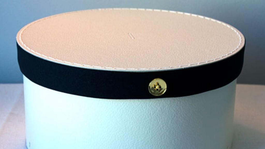 Itse tehty hatturasia voittaa lakin alkuperäispakkauksen ulkonäkökilpailussa.