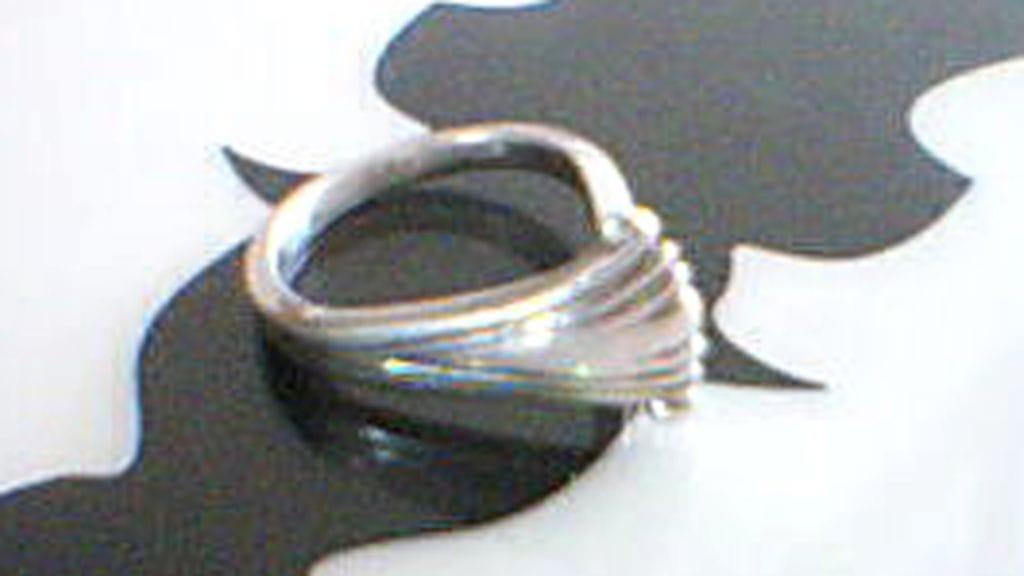 Hopealusikan kahvasta valmistettu sormus.