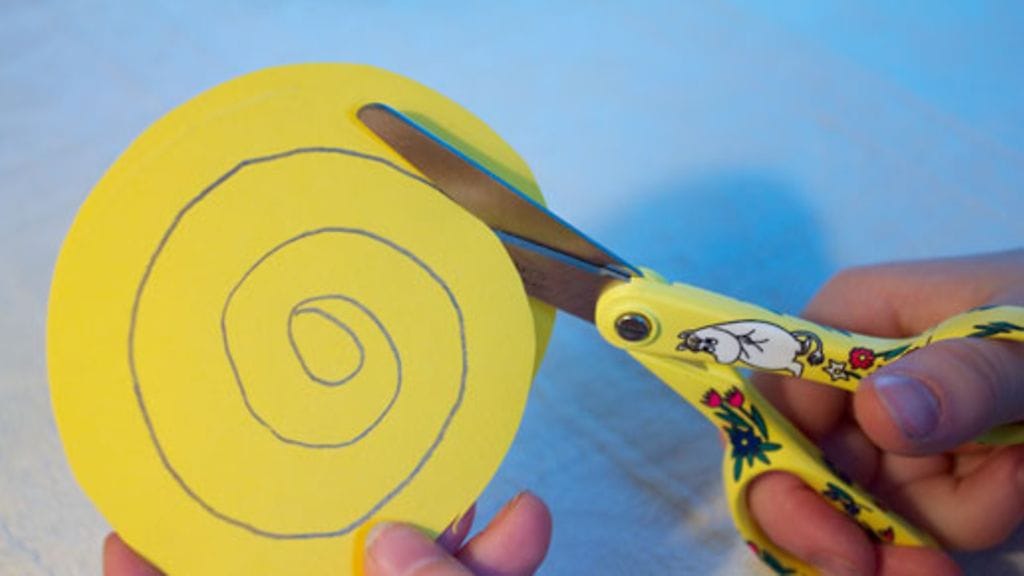 Keltaisesta kartongista syntyy aurinkoinen askar.