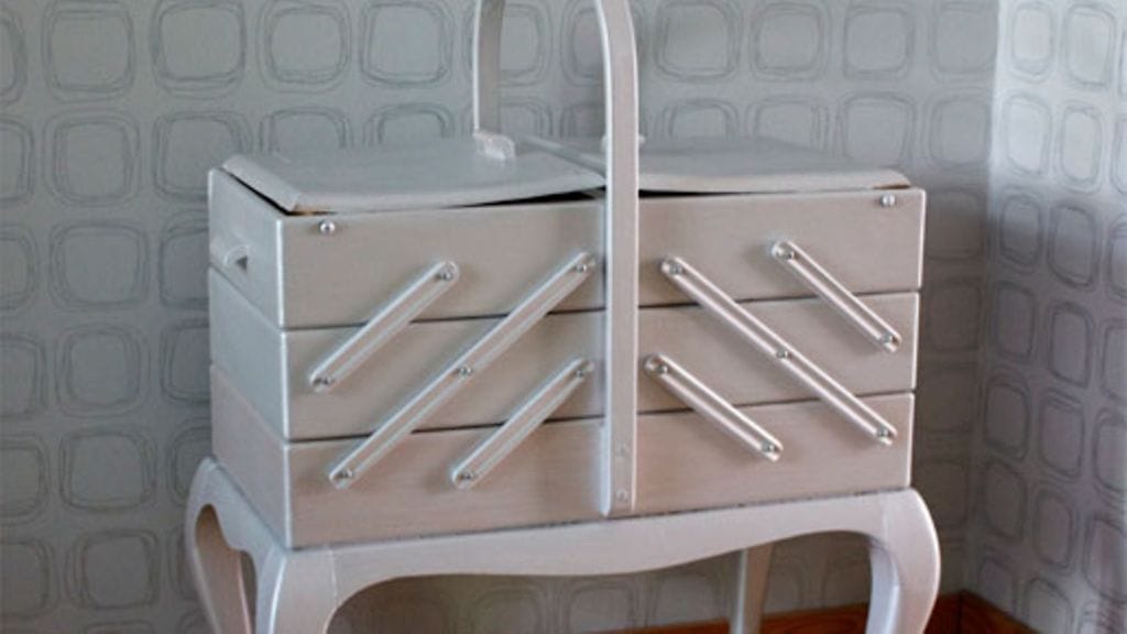 Sudittu hopeamaali ehosti ränsistyneen ompelulaatikoston.