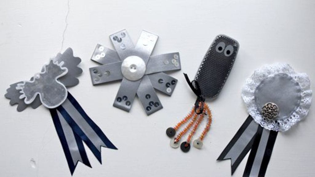 Suojaa itsesi tai ystäväsi pimeyden vaaroilta hohtavalla ruusukkeella.